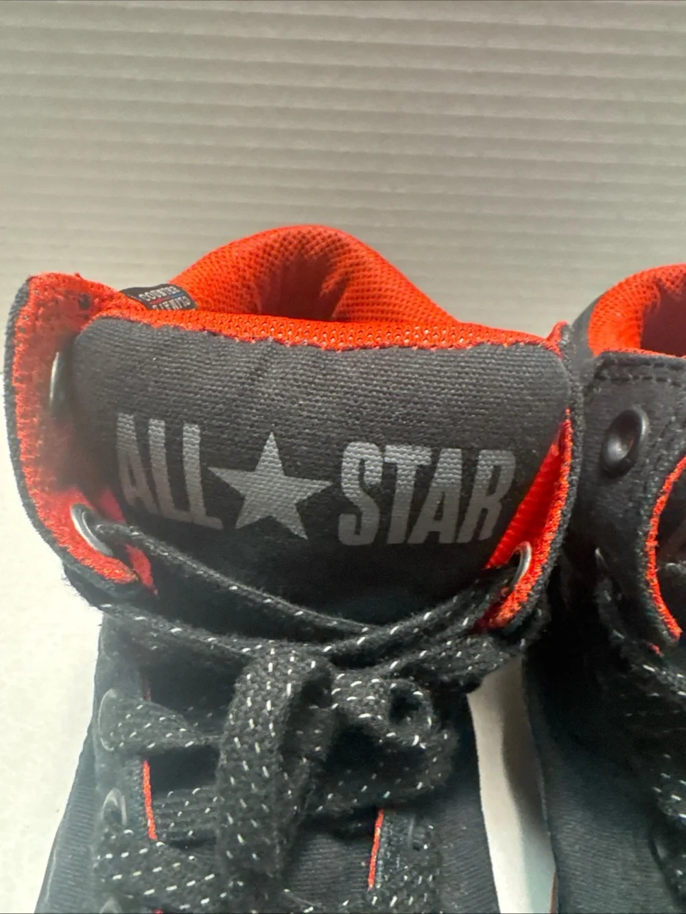 Converse chuck Taylor All Star High Top Sneaker Youth US Size 5 - Black - Red
